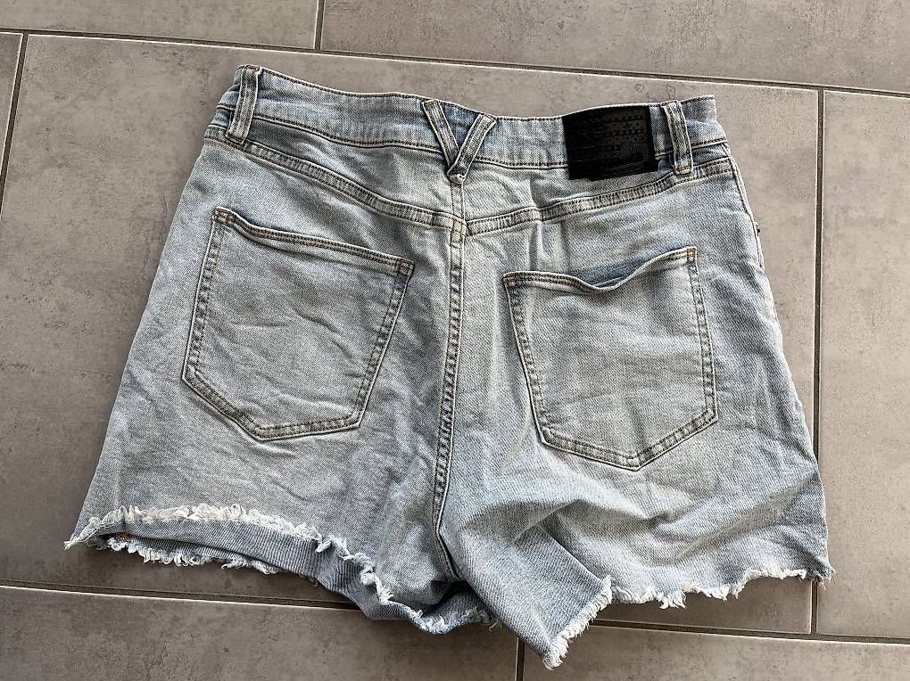 Volcom Jeans: Jeans-Shorts Volcom Gr. 28 – Usato da Thun venduto da Dak5 1