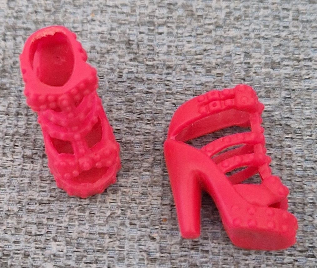 Puppen: chaussures pour Barbie – Gebraucht aus Couvet von Pioune