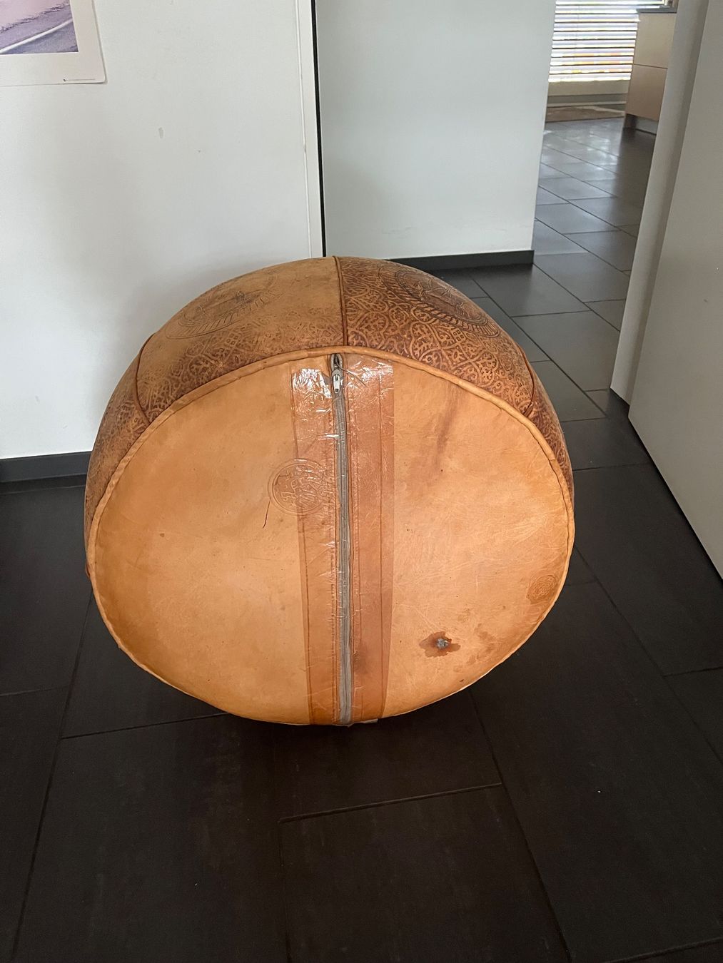 Sgabelli: Bequemer runder Sitzsessel aus Leder – Usato da Uster venduto da osk_66dr 3