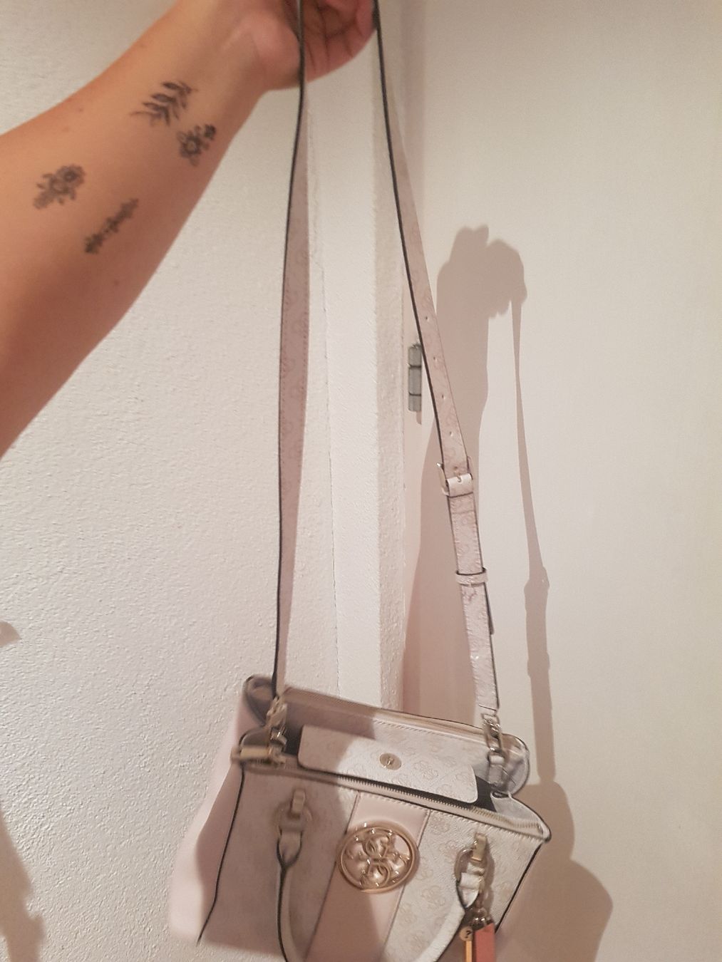 Guess Taschen für Damen: Damen Guess Tasche – Gebraucht aus Zihlschlacht von Sun25 3