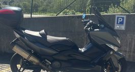 Yamaha TMAX Roller grau mit Akrapovic Auspuffanlage