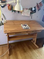 Kinderschreibtisch aus Massivholzhöhenverstellbar & neigbar