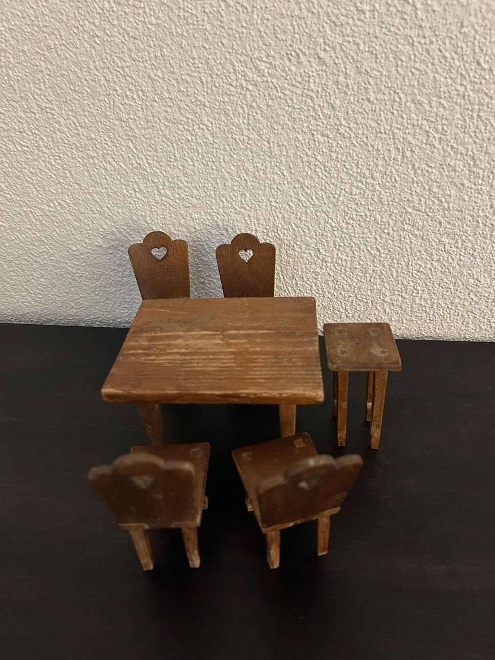 Case e mobili per bambole: Puppenstubenmöbel, Holztisch mit Stühlen – Usato da Liestal venduto da Blueberrymuffin._ 2