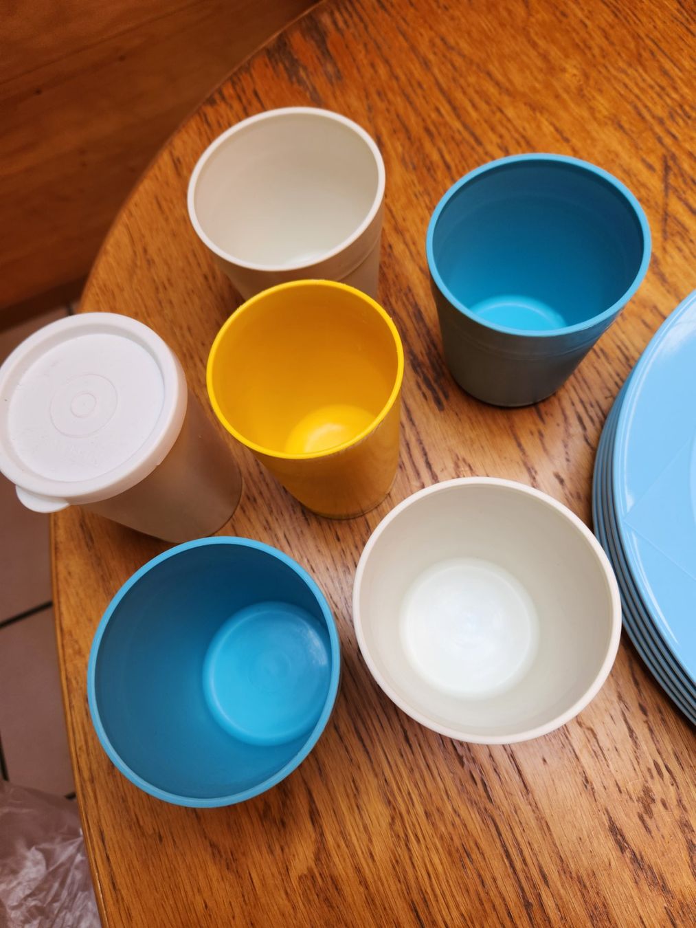 Tupperware Behälter & Ähnliches: Tupperware Picknick Set 5x Teller 5x Becher 5xBesteck. – Gebraucht aus Gstaad von Meiel2020 3