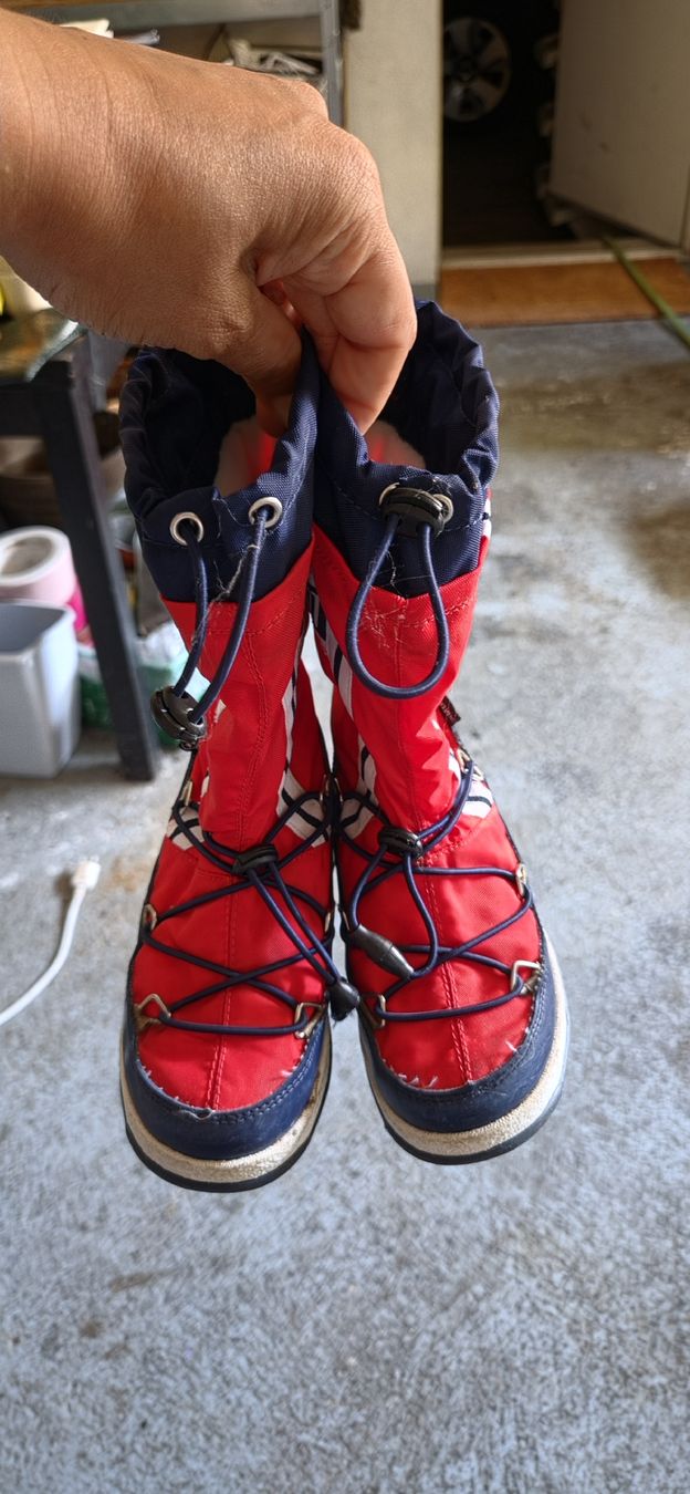Moon Boot Schuhe für Jungen: Moon Boot Winterstiefel rot Grösse 30 – Gebraucht aus St.Gallenkappel. von mt23101984 1