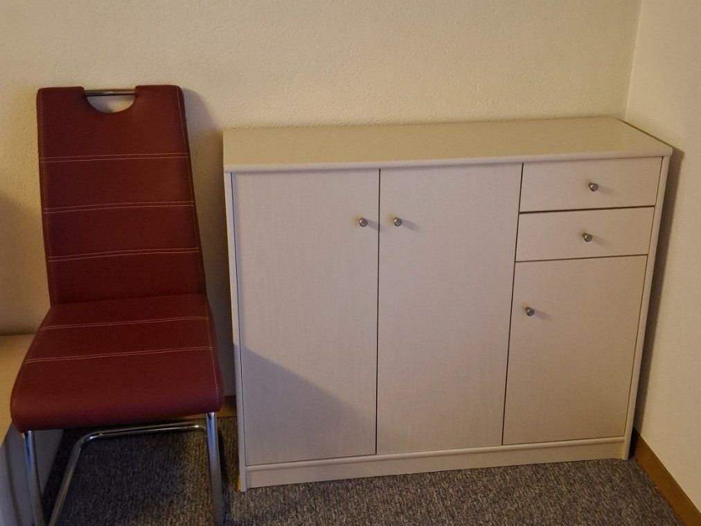 Set de table et chaises: Kleiner Schrank und 2 Stühle – D'occasion à Obergerlafingen par tomato69