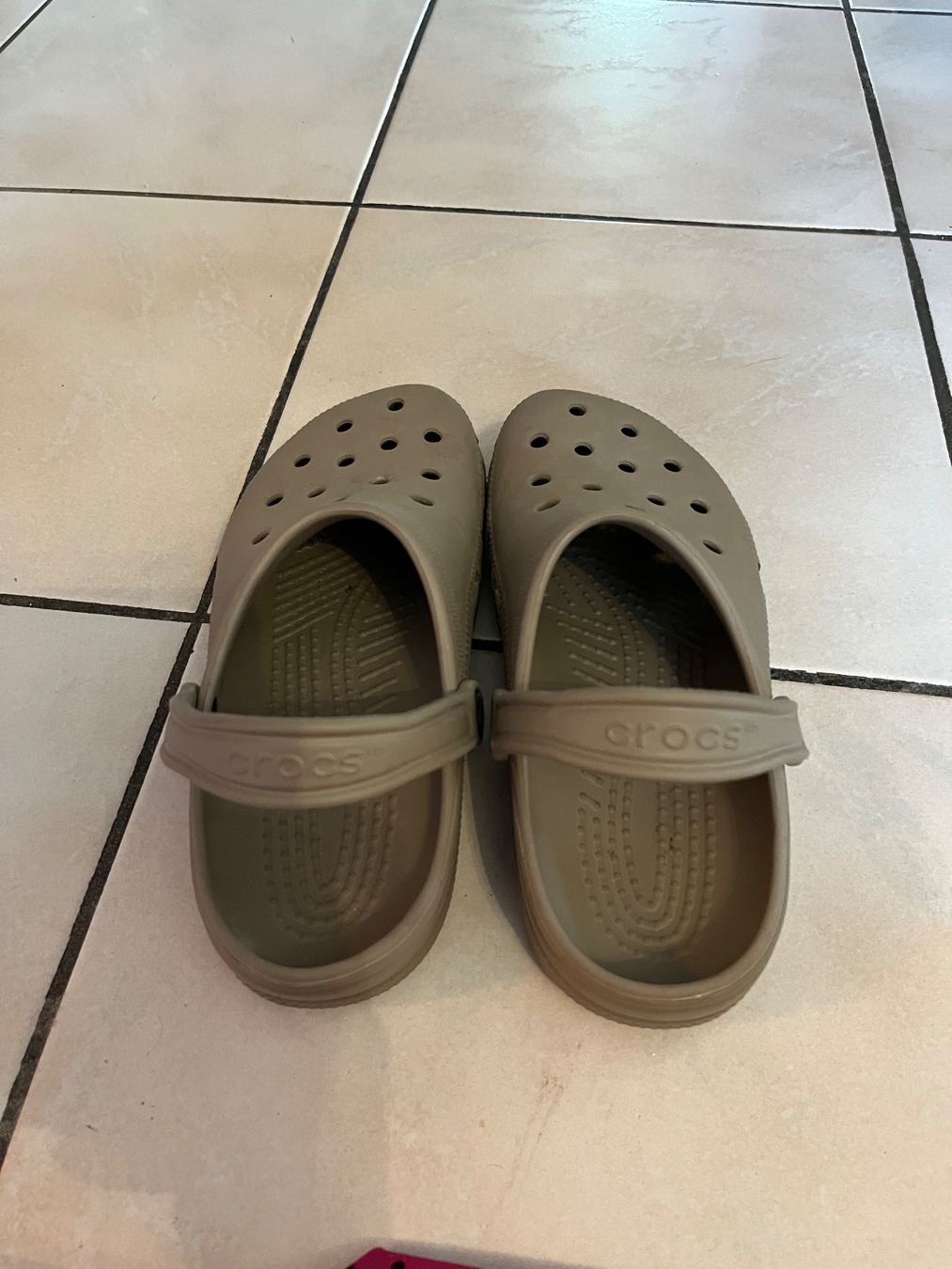 Crocs Scarpe da uomo: Chaussures crocs grises 41 très bon état – Usato da Porrentruy venduto da Madamebovary 2