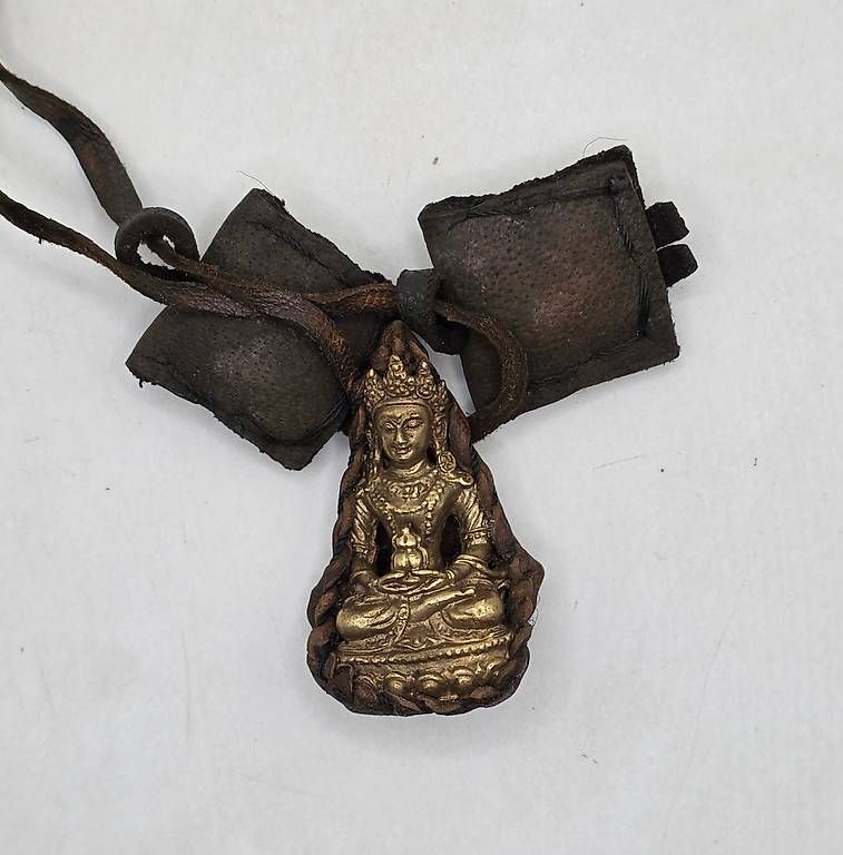 Anhänger: Amitayus Buddha Amulett mit Yak-Lederband – Gebraucht aus Basel von Shankar