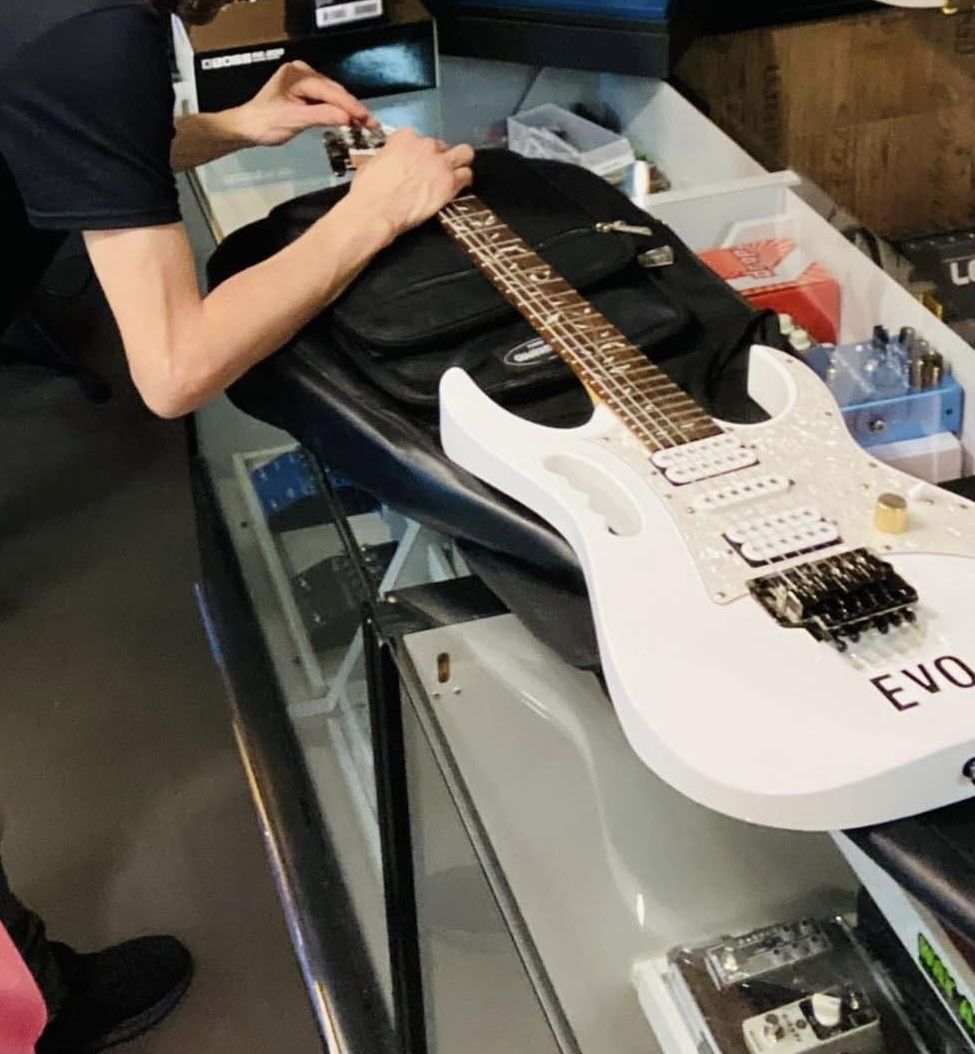Ibanez Strumenti musicali: IBANEZ JEM Jr. White upgrade – Usato da Oetwil am See venduto da GrittiMercedesBenz 5