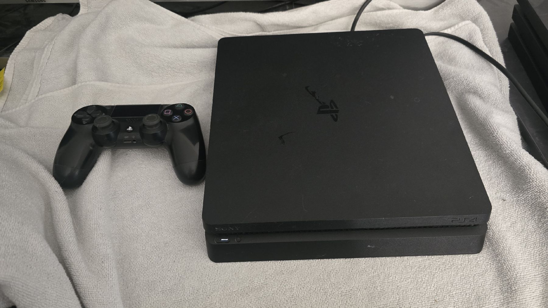 Sony Console: PS4 Slim + 1 Controller + 4 Spiele – Usato da Richterswil venduto da NicolasKundert