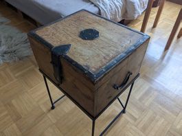 Schöne Holztruhe mit Metallrahmen