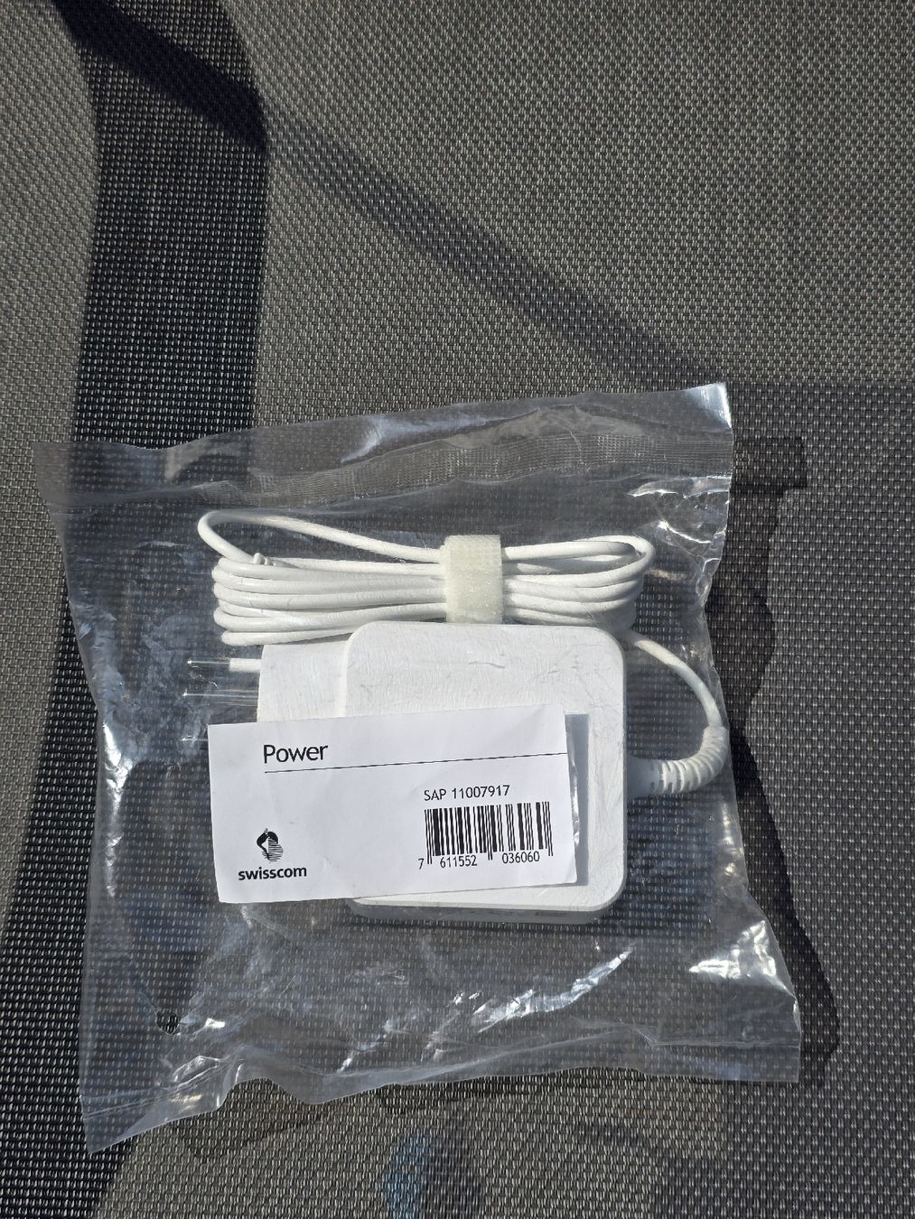 Unità & Adattatore: Adapter mit Hohlstecker 5.5 × 2.5 von Swisscom – Nuovo e nell'imballaggio originale da Grandval venduto da Golumbus