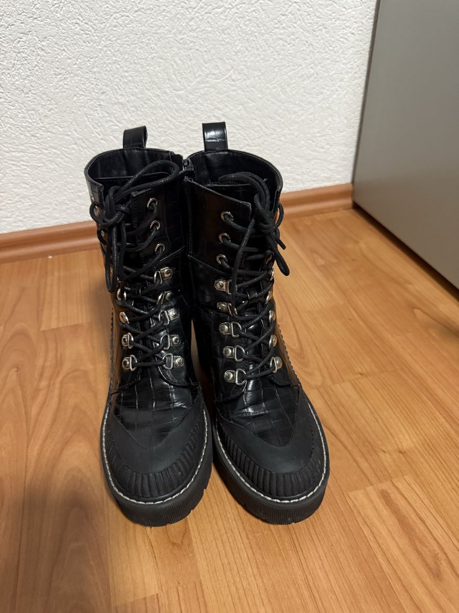 Scarpe da donna: Schwarze Schnürstiefel mit Absatz, Grösse 38 – Usato da Zug venduto da Kiki99
