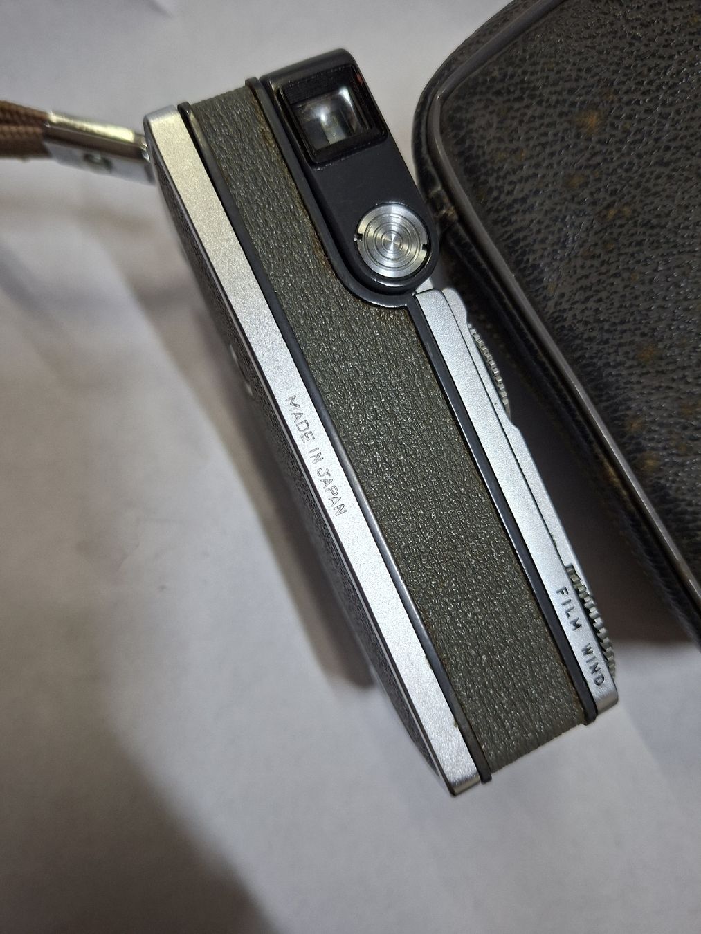 Fotocamera: Vintage Revue Kamera mit Ledertasche – Usato da Grossdietwil venduto da mahsoumi 4