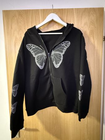 Schwarze Kapuzenjacke mit Schmetterlingsmotiv Grösse XL