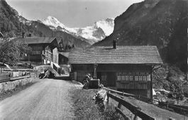 Gsteigwiler (BE) Dorf mit Mönch und Jungfrau