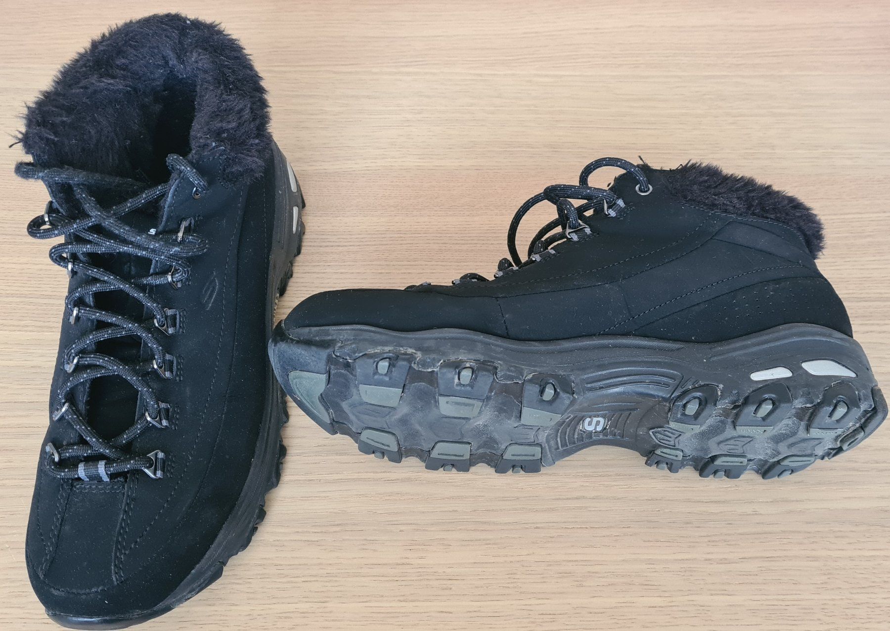 Scarpe da donna: Gefütterte Winterstiefel Gr 40 – Usato da Zürich venduto da Agios