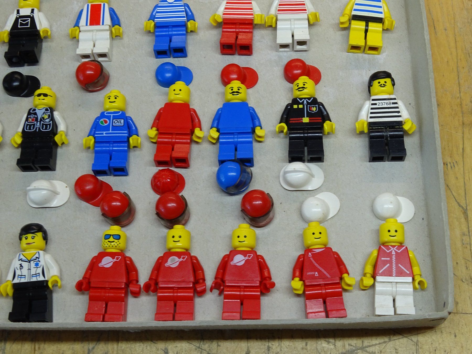 Lego Kit di costruzioni: Lego 40 x Minifigs / Männchen / 1 – Usato da Wohlen AG venduto da Bricktoys 3