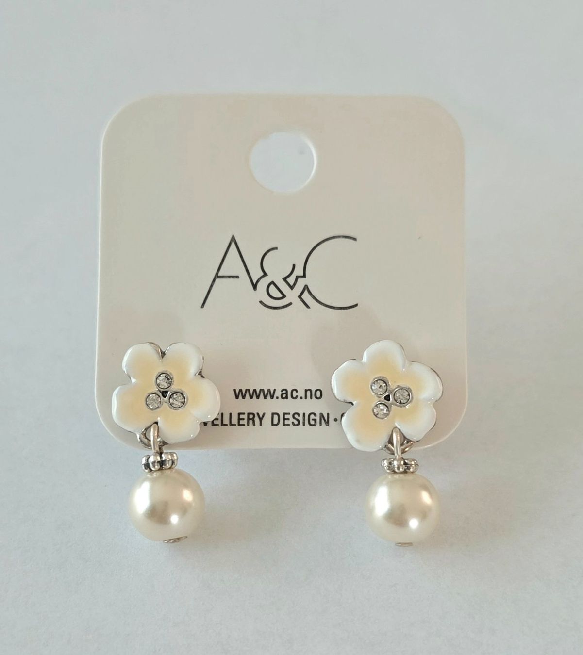 Orecchini pendenti & Orecchini a lobo: A&C Ohrstecker mit Blumen & Perlenoptik - neu – Nuovo e nell'imballaggio originale da Uetikon am See venduto da Springdream 2