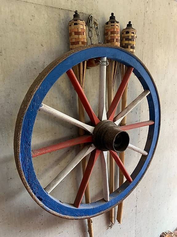 Tutte le decorazioni: Vier Speichenräder, bunt, mit Eisenring – Usato da Hettlingen venduto da FamilieSchroeder 4