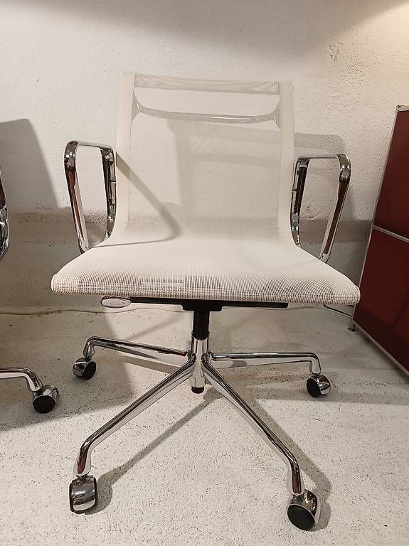 Vitra Sedie: 1 von 3 Vitra Eames Aluchair EA 117 netz weiss – Usato da Zürich venduto da style-and-design.zh 5
