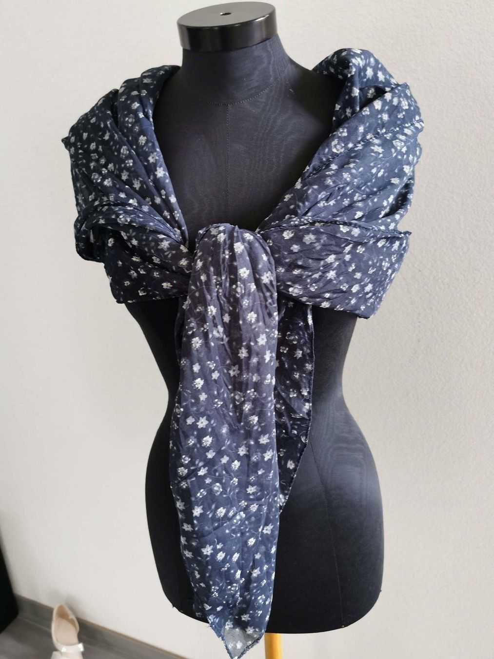 Foulard & Sciarpe: Foulard Blau mit Blumen – Usato da Wil  AG venduto da Kfloh