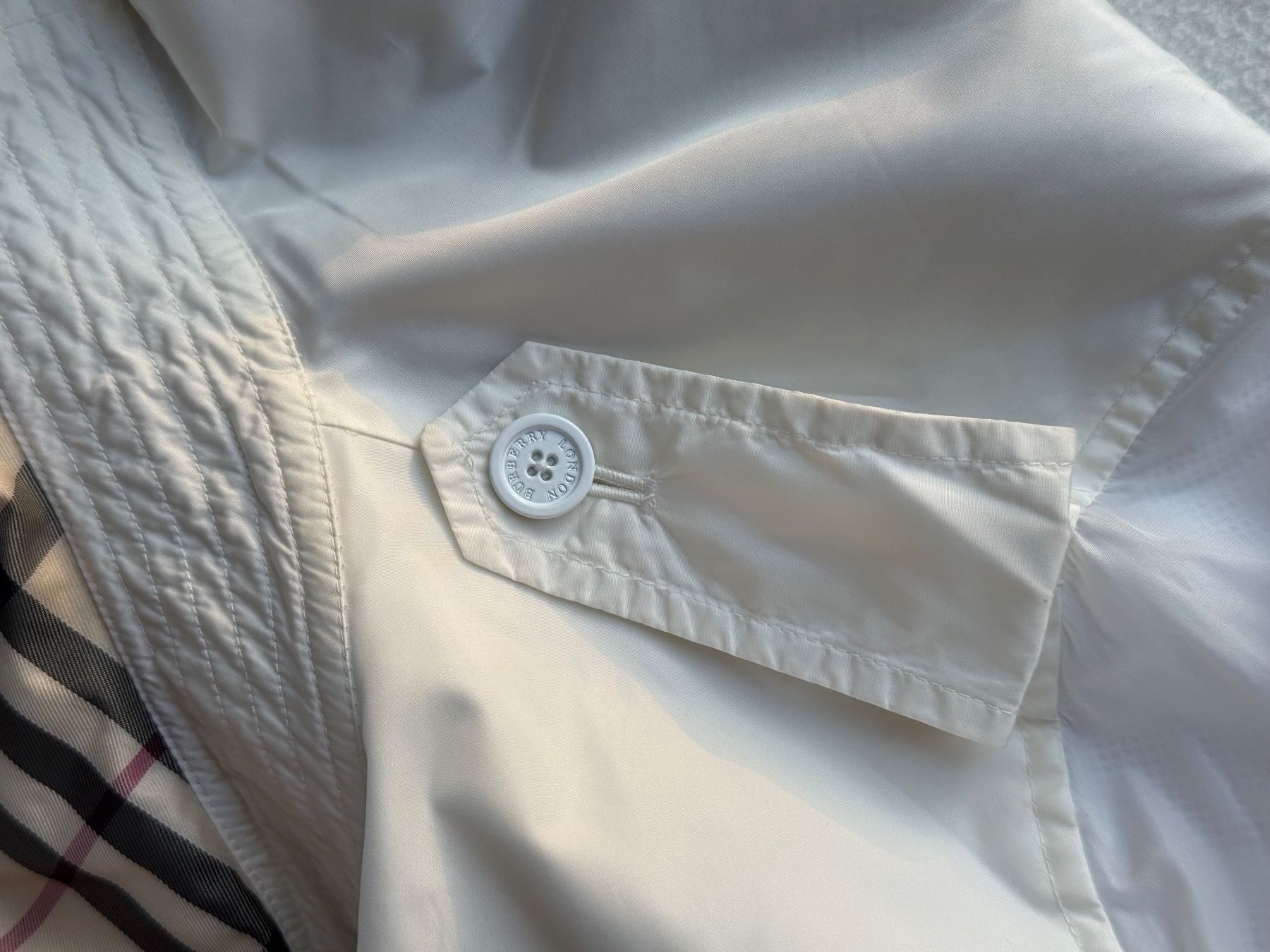 Burberry Cappotti: Weisser Trench Coat von Burberry – Usato da Endingen venduto da lisous.closet 8