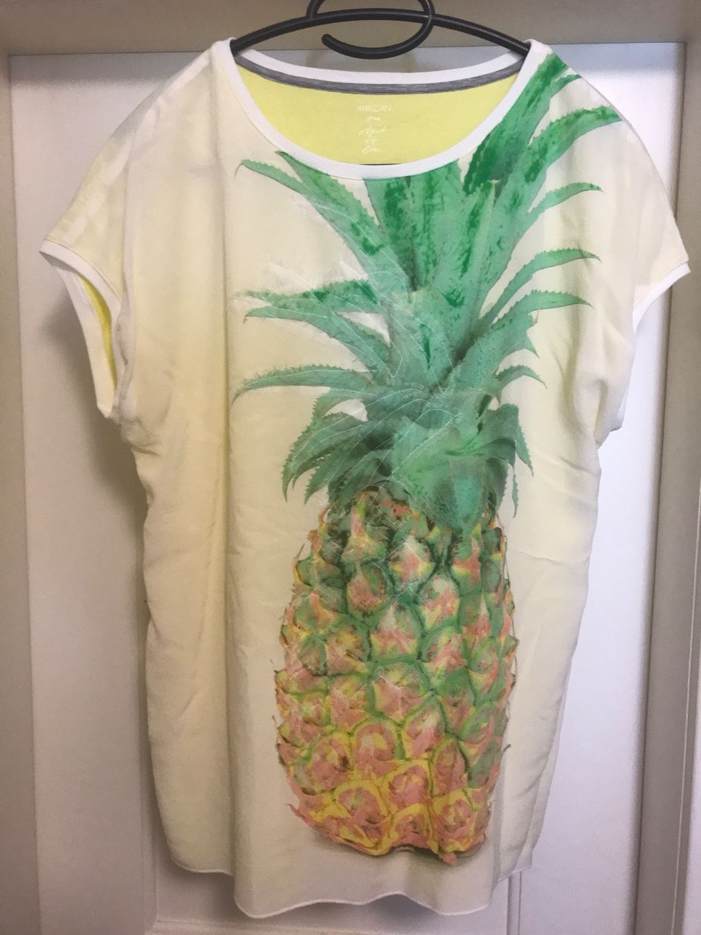 Marc Cain T-Shirts: Marc Cain T-Shirt mit Ananas-Print – Gebraucht aus Niederteufen von mix18