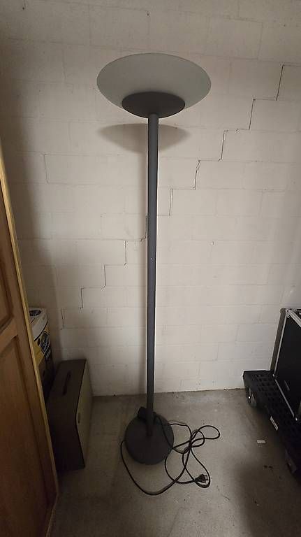 Lampes: Moderne Stehlampe mit Schaltdimmer – D'occasion à Zürich par Spanischmann