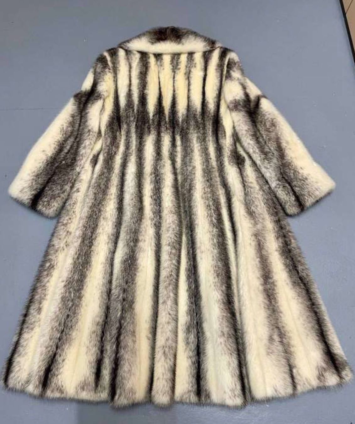 Nerz Mäntel: Nerzmantel mit Nerzkappe, Eleganz pur – Gebraucht aus Grellingen von bezi2000 1