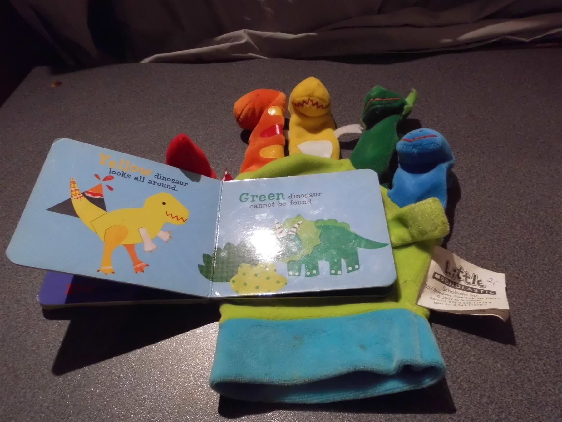 Bücher: Buch mit Fingerfiguren, Hello Dinosaurs – Gebraucht aus Zürich von abraxas1291 1