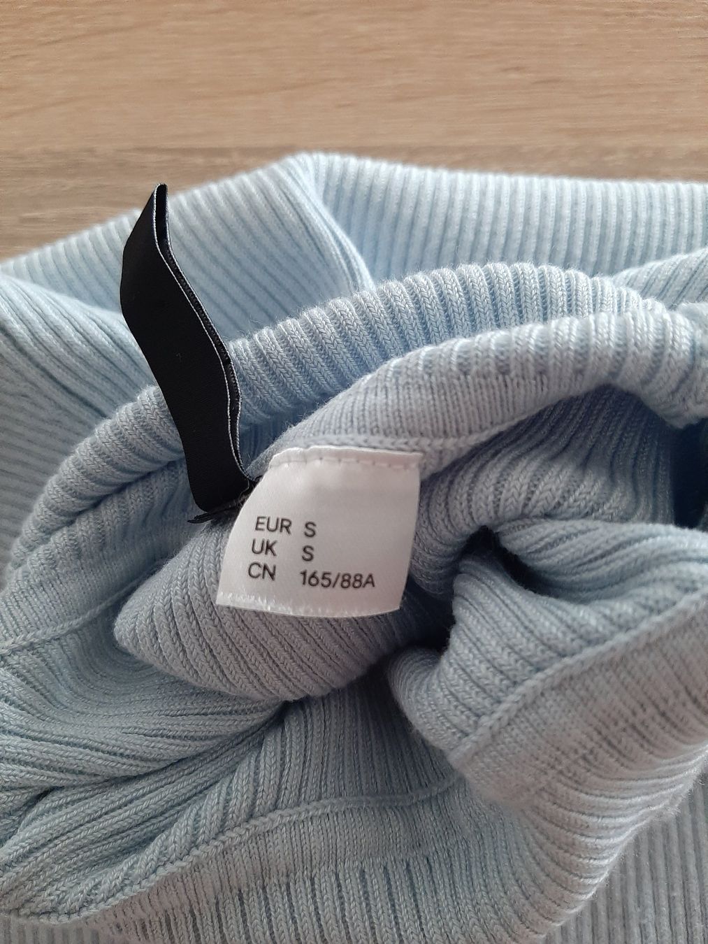 H&M Maglioni & Felpe: Pullover hellblau gerippt Gr. S, kurz geschnitten – Usato da Menziken venduto da Rien1 7