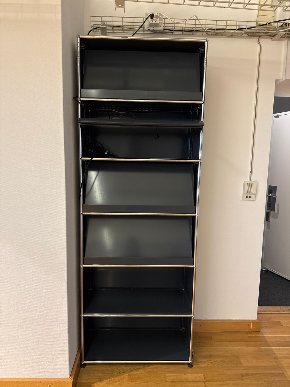 USM Scaffali: USM Regal 1x6 Anthrazit – Usato da Affoltern am Albis venduto da Zapro