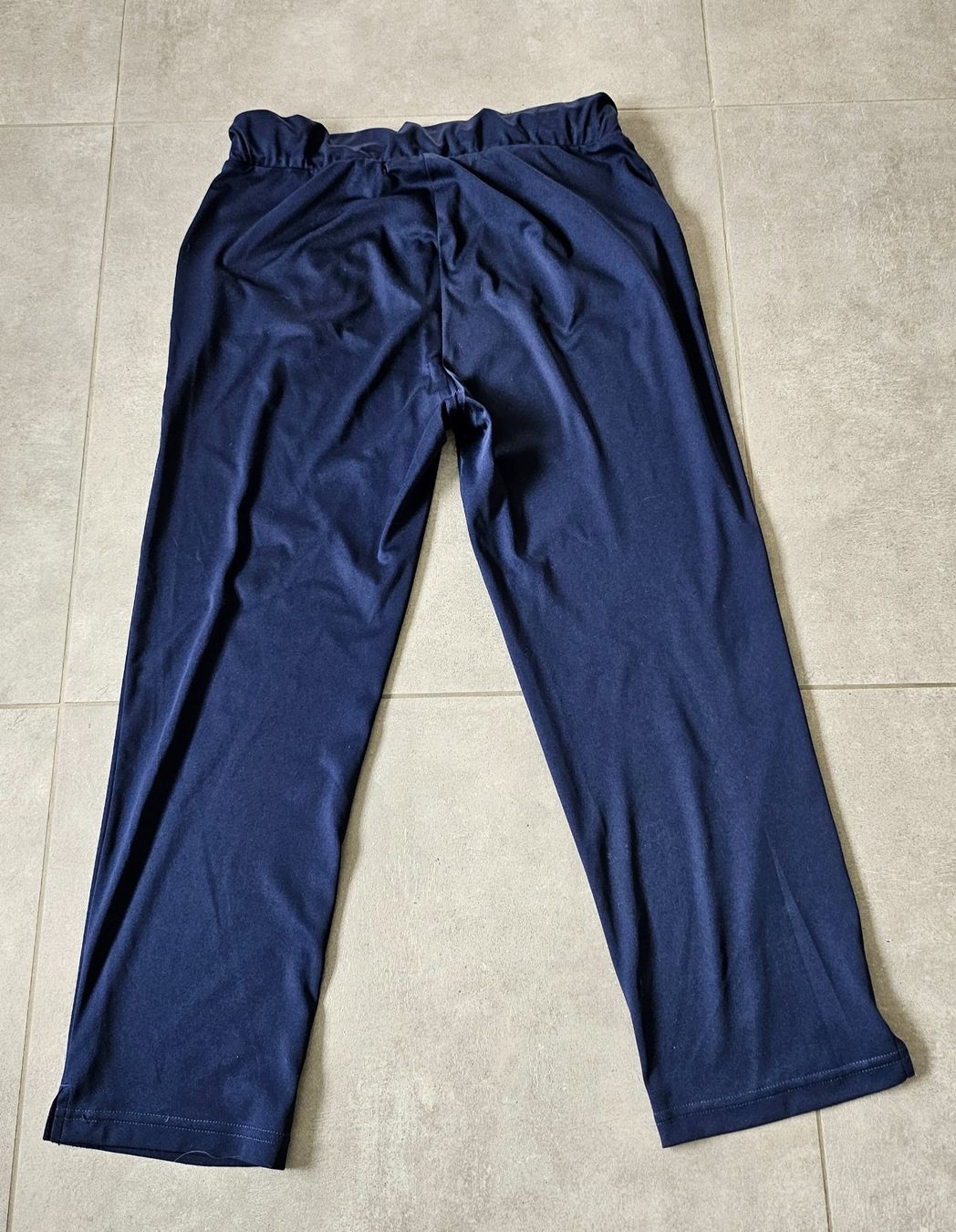 Pantaloni: Hose elegant,leicht glänzend,Elastbund,Kurzgrösse 20/Gr. 40 – Usato da Siblingen venduto da Vany_McDougall 1