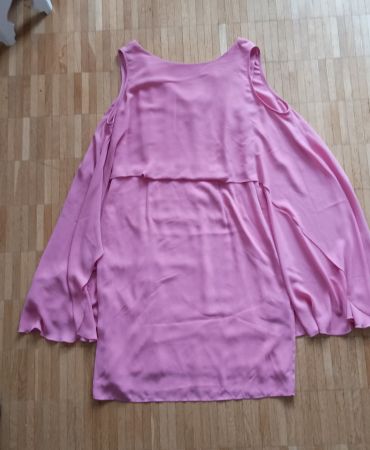Sommerliches, rosa Kleid mit Cut-Outs
