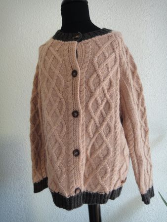 Neue Strickjacke mit Zopfmuster, Grösse 12 Wolle "Tocoto"