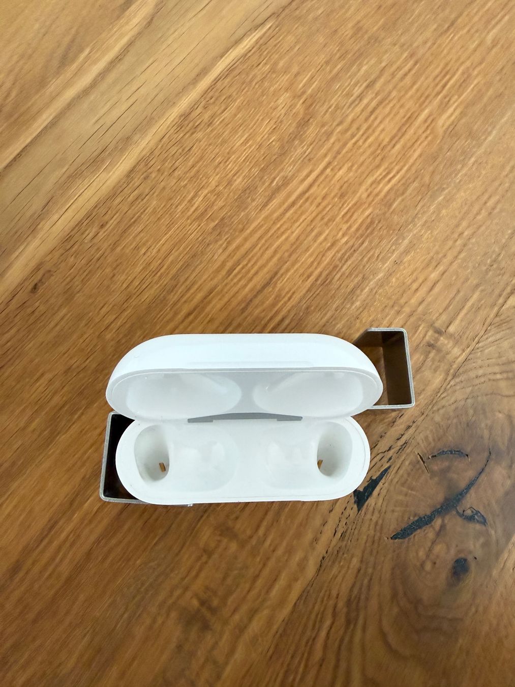 Apple Cuffie: APPLE AirPods Pro 2 Charging Case – Usato da Lausanne venduto da Nine1982 1