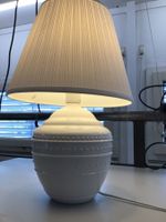 Tischlampe Keramik weiss Faltenlampenschirm