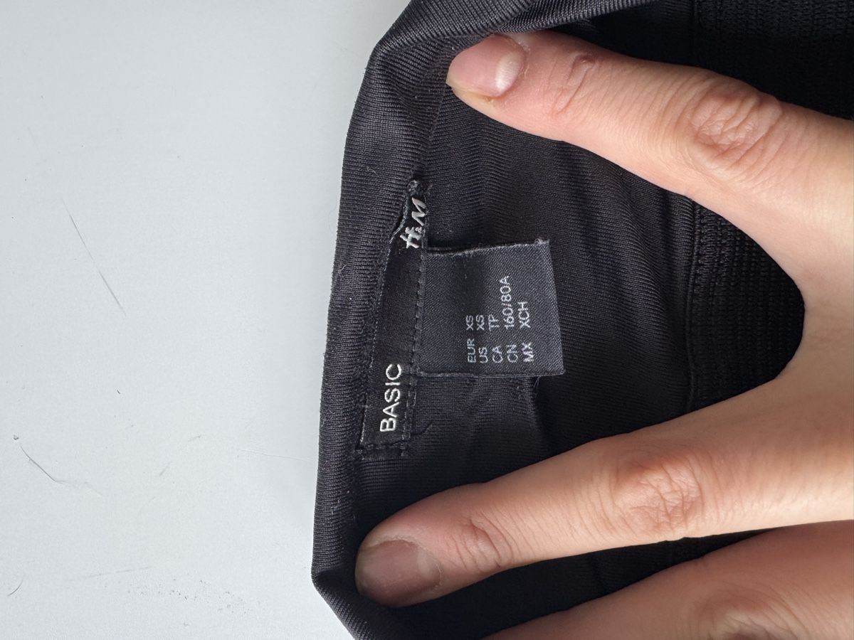 H&M Top: stretchy tight black spaghetti top – Usato da Zürich venduto da forestF4iry 2
