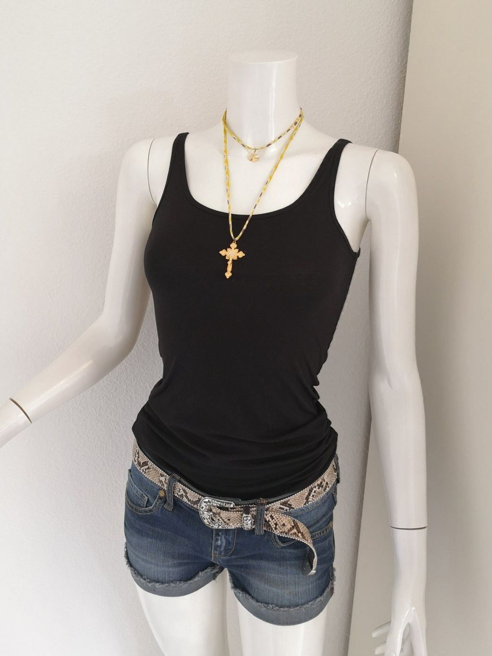 Mango Top: 🤩MANGO BASIC STRETCH TRÄGER TOP SCHWARZ NEU & CHANEL P. – Nuovo (secondo la descrizione) da Olten venduto da Naja-Twins-Twins 1