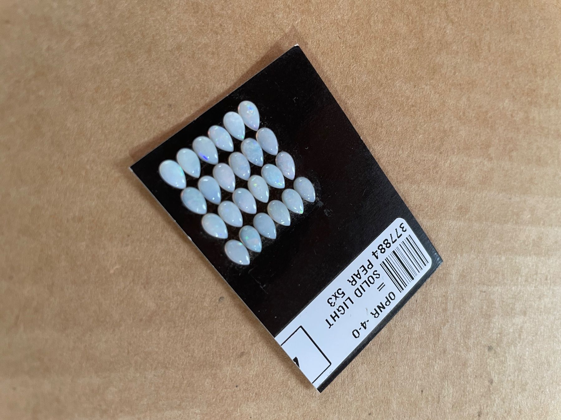 Fossili: 24 Stk  Cabochons Opal  echt winzig neu   SET – Nuovo e nell'imballaggio originale da Leuggern venduto da gemshow 9