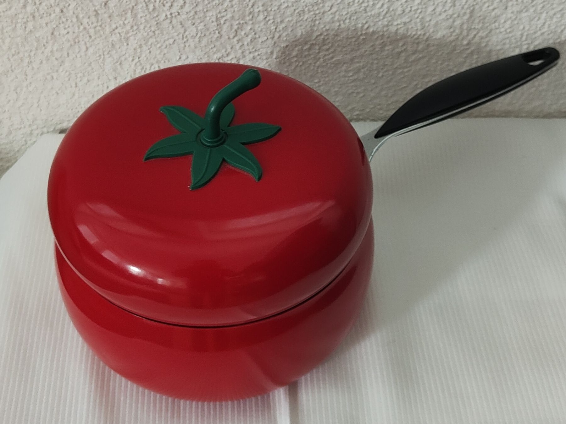 Pentole: Topf im Tomaten Design rot mit Deckel neuwertig – Nuovo (secondo la descrizione) da Biel/Bienne venduto da Jaguar.32