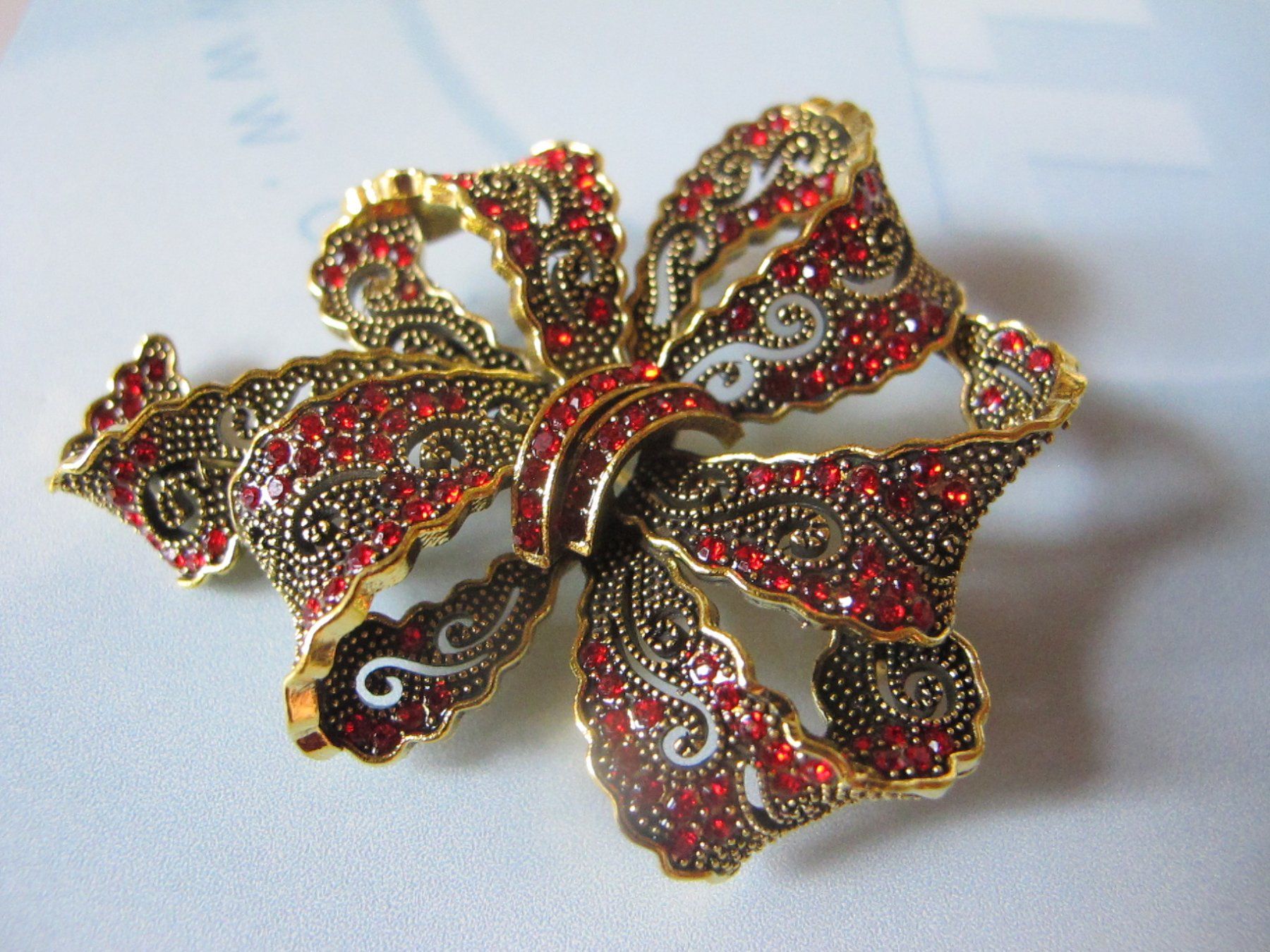 Broches & Aiguilles: Wunderschöne Brosche Schleife, rot Strass, Goldfarben, Top! – Neuf (Voir description) à Löhningen par Chimae67 2