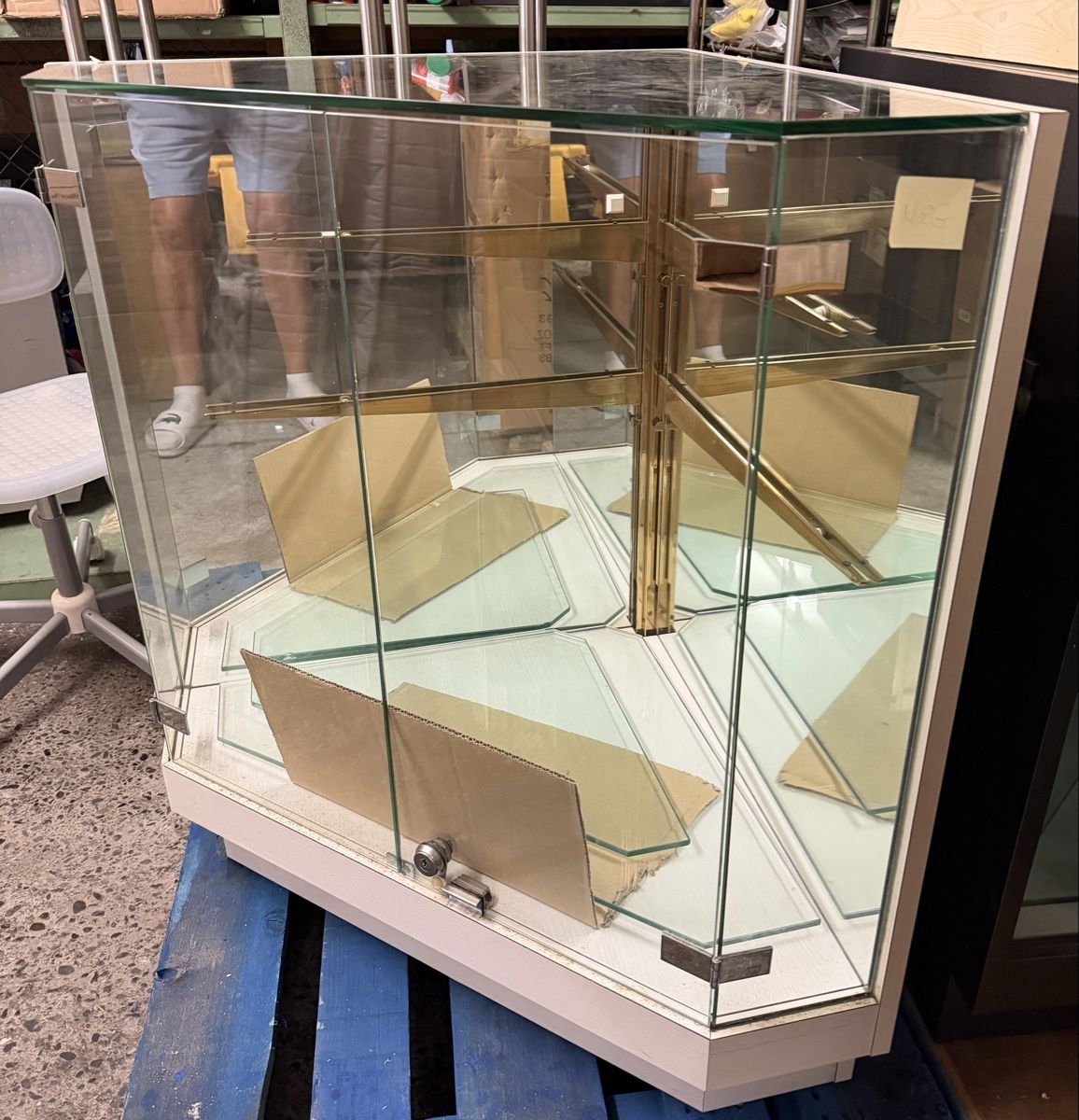 Vitrines: Vitrinenkasten Glas Messing pentagonal – D'occasion à Interlaken par Skandalpreis 1