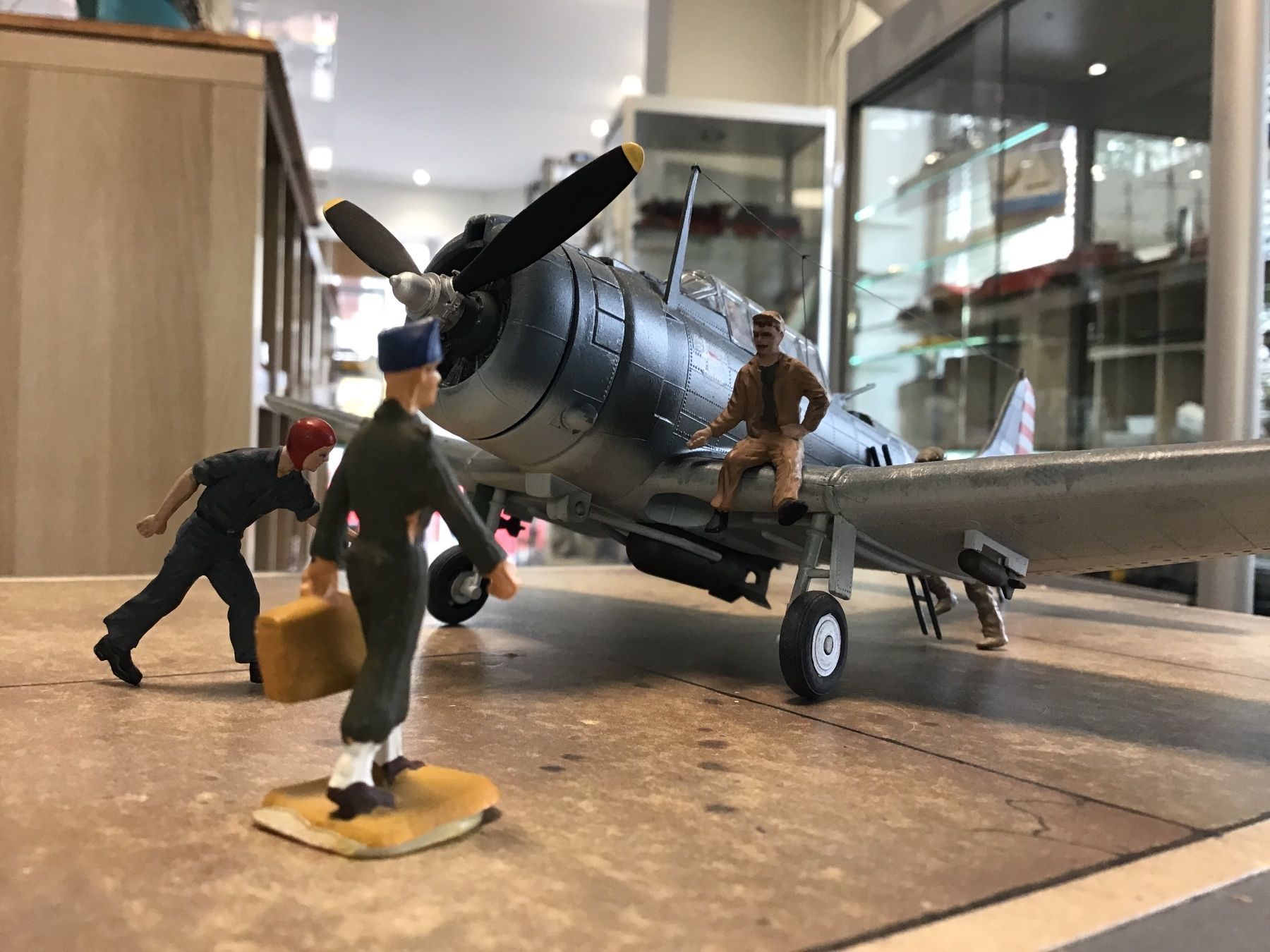 Modellbausätze & Standmodelle: Flugzeugmodell Douglas SBD Dauntless im Massstab 1:48 – Neu (gemäss Beschreibung) aus Männedorf von Modell-Spezialisten 1