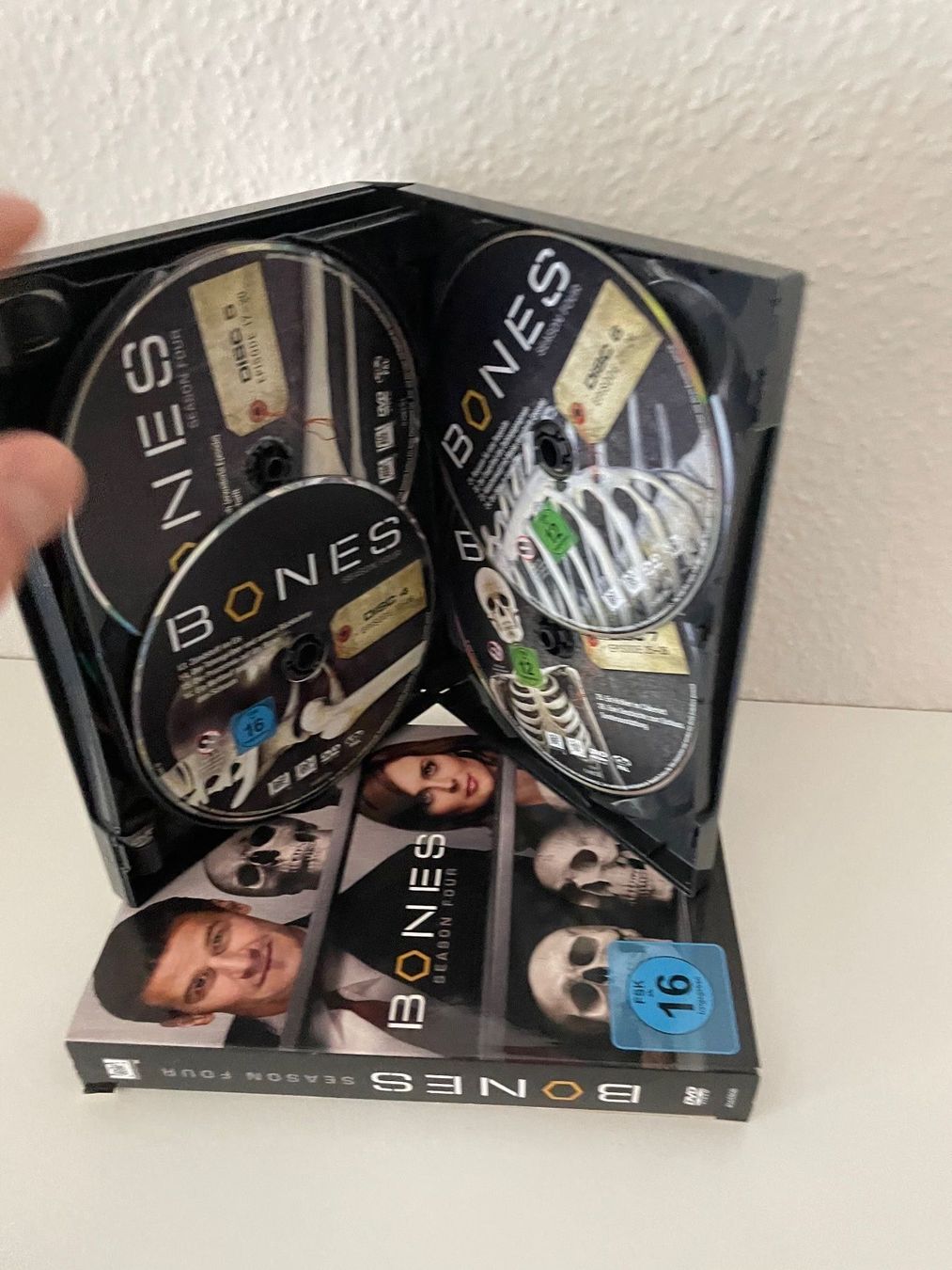 Tutti i DVDs: Bones - Season 4 – Nuovo (secondo la descrizione) da Riehen venduto da M.S.DVD 4