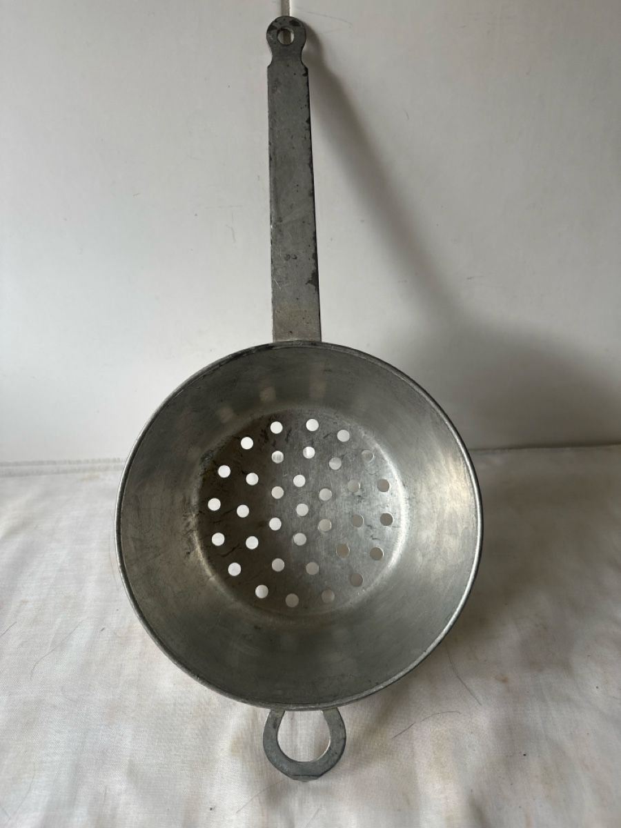 Elettrodomestici da cucina: Alte Küchenseiher, altes Spätzlisieb. robust, Durchm. 18 c – Usato da Zürich venduto da Chaeffeler