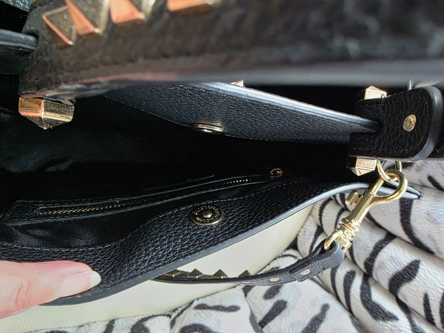 Borse da donna: super affare, borsa nera con borchie oro La Carrie – Usato da Gordola venduto da ang_7257 6