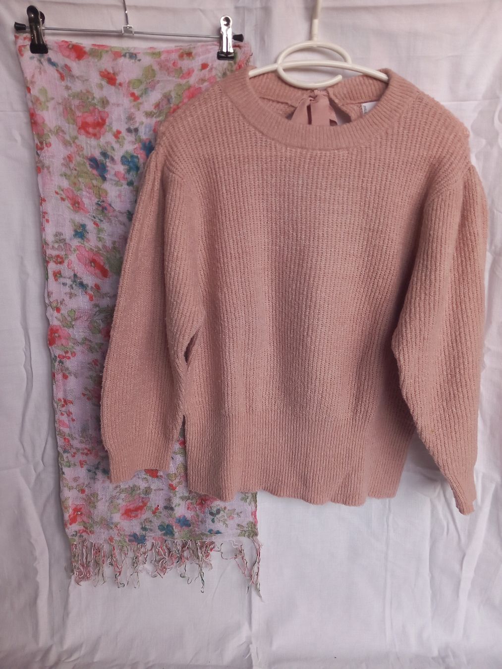 Pullover & Sweatshirts: Pull rose et écharpe fleurie Taille 38 – Gebraucht aus Faoug von per_kp6r