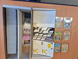Pokemon Sammelkarten Konvolut mit Karten und Zubehoer